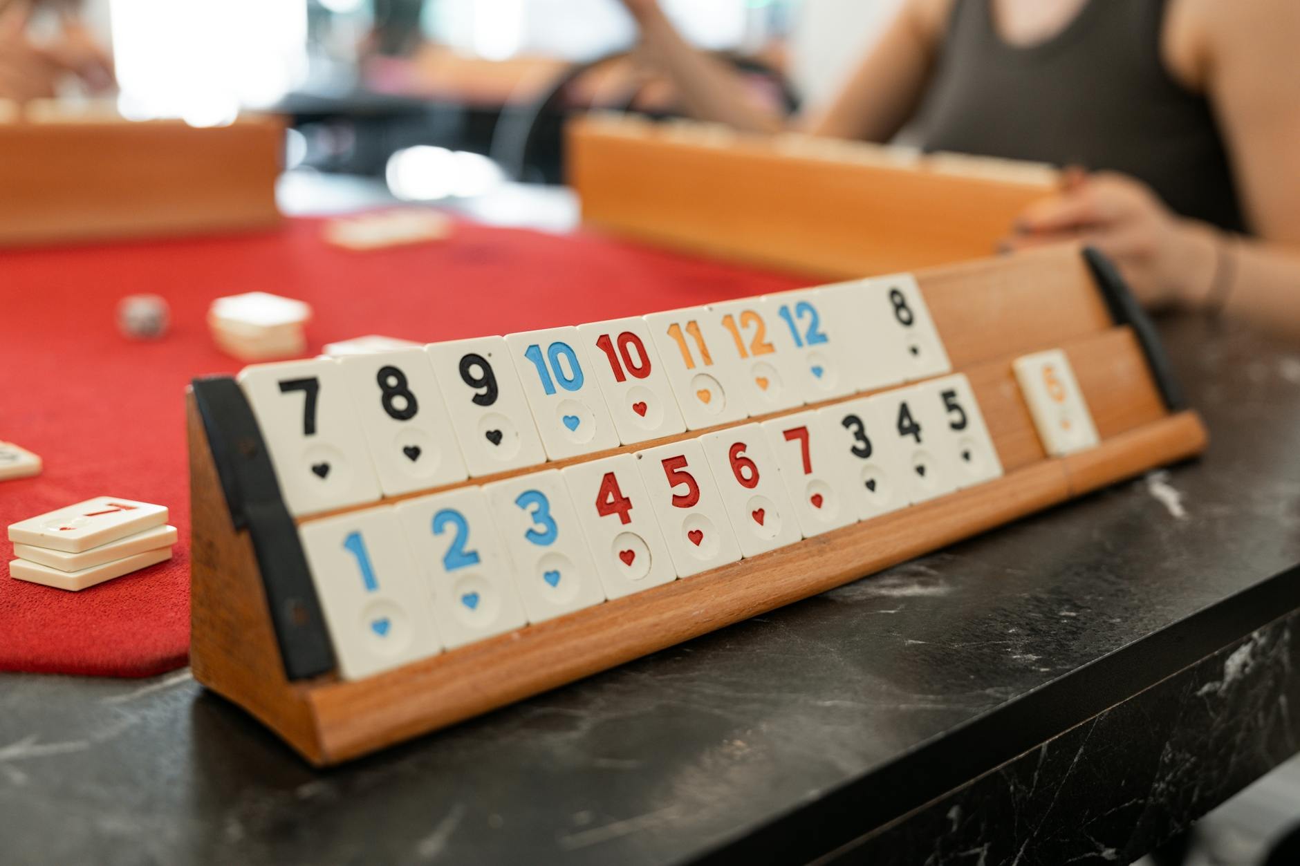 Jugadores alrededor de una mesa de juegos cooperativos